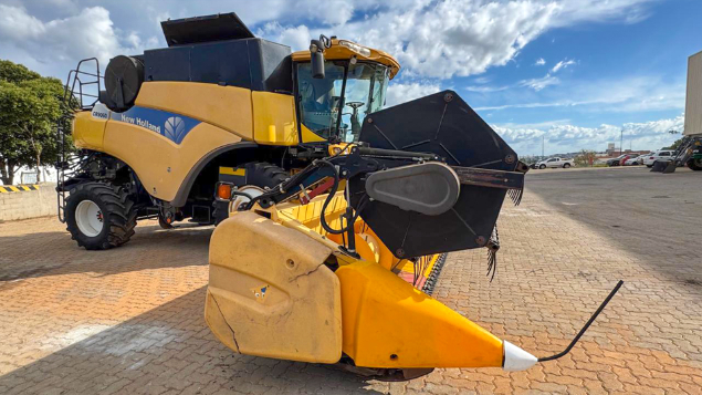 LOTE 26 - COLHEITADEIRA 9060 E PLATAFORMA 30 PÉS NEW HOLLAND ANO 2011/2012