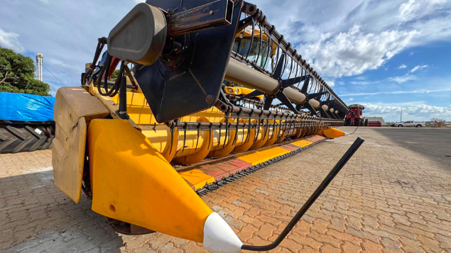 LOTE 26 - COLHEITADEIRA 9060 E PLATAFORMA 30 PÉS NEW HOLLAND ANO 2011/2012