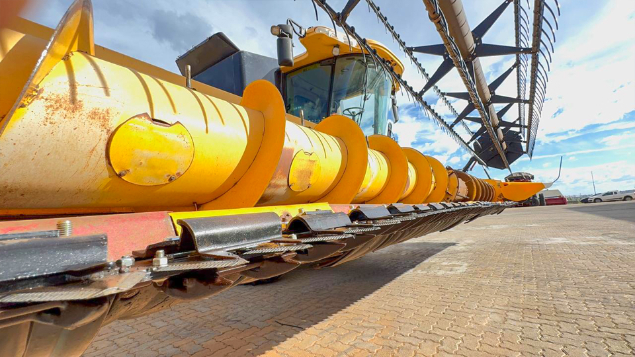 LOTE 26 - COLHEITADEIRA 9060 E PLATAFORMA 30 PÉS NEW HOLLAND ANO 2011/2012