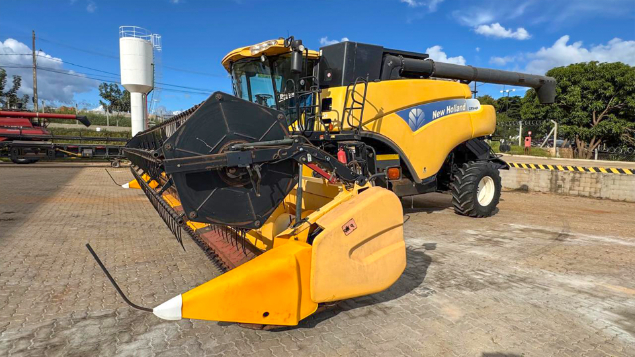 LOTE 26 - COLHEITADEIRA 9060 E PLATAFORMA 30 PÉS NEW HOLLAND ANO 2011/2012