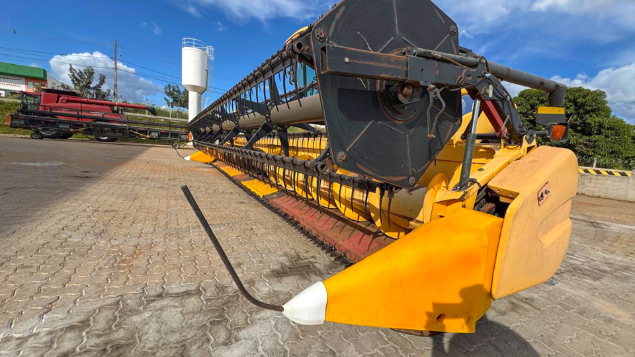 LOTE 26 - COLHEITADEIRA 9060 E PLATAFORMA 30 PÉS NEW HOLLAND ANO 2011/2012