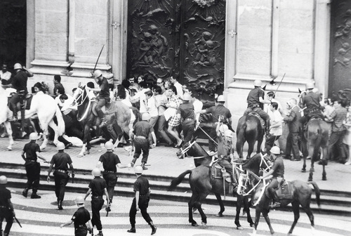 Cavalaria massacrando o povo na missa pela morte do estudante Edson Luís, morto pela polícia, igreja da Candelária, Rio