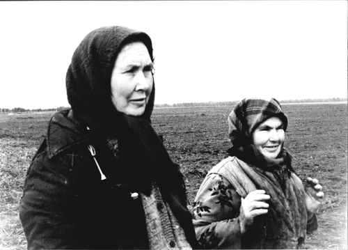 D'est, au bord de la fiction [From the East: bordering on fiction]