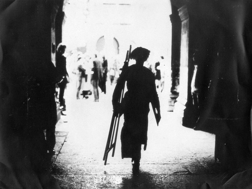 The arrival with the easel. (Inside)&#169;image: ICC Archive 
