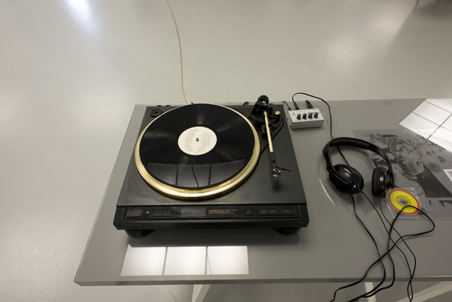 Anna-Léna Vaney, 'Asleep in the Deep; "ASLEEP IN THE DEEP; ANNLEE NO GOST JUST A SHELL", 0.20.48 min, 2003 (Vinyl and 5 CD's)&#169;image: M HKA