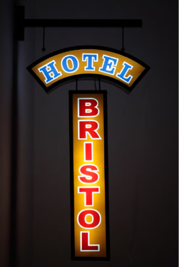 <p>Hotel Sign&nbsp;</p><p>HOTEL BRISTOL 17 x 65 x 12 cm</p>