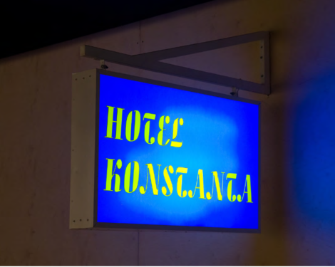 <p>Hotel Sign<br /><br />HOTEL KONSTANTA:<br />60 x 100 x 17 cm</p>