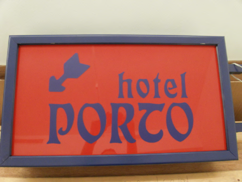 <p>Otel tabelası / Hotel sign<br />HOTEL PORTO: 85 x 40 x 16 cm</p>