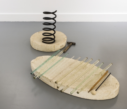 <p>George Smits, <em>Glazen staven op piepschuim</em>, 1981</p>
&#169;photo: M HKA