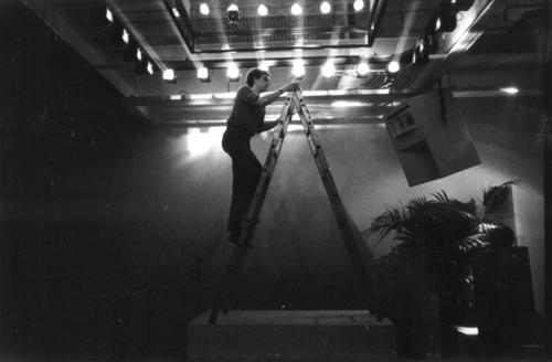 <p>Hugo Roelandt installing toy cars for Auto Matic Art Project, Ex Brussels, 1983</p>&#169; Estate Hugo Roelandt