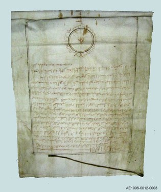 <p>The writing on this flag relates mainly to Arabic holy texts. The basic pattern follows the form of some Ottoman flag types. A white flag was a symbol of mourning. Flags like this were erected in lightly fortified villages when there was a menace of an attack by the Royal Dutch Indian Army forces. The villagers mostly wore white clothes, and fought until the last man or woman standing. Following the battle, the military took photos, made a tally of the dead, and collected the surviving children.</p>
