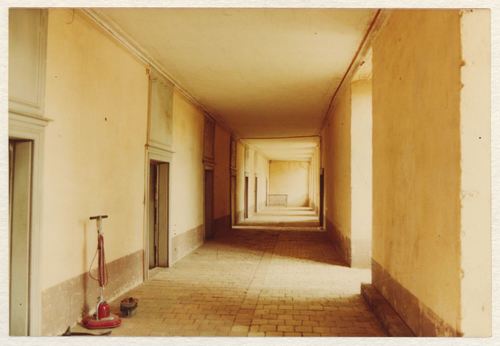 <p>Foto 7 (8,8 x 13 cm), annotatie op achterkant: &#39;Gang 1e verdieping&#39;</p>
