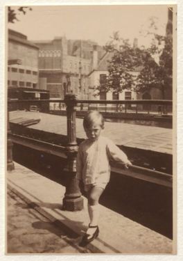 <p>Foto 2 (idem aan foto 1), annotatie op achterkant: &#39;Ernest kind&#39;</p>
