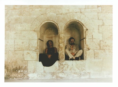 Jef Verheyen and Dani Franque sitting in the alcoves of Silvacane Abbey