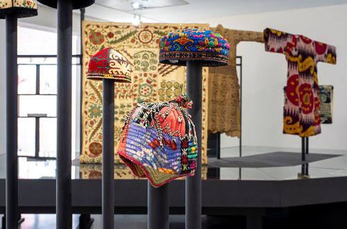 <p>Items van Stichting Egress Foundation opgericht door Seth Siegelaub&nbsp;&nbsp;(installation view, EURASIA &ndash; A Landscape of Mutability, 2021)</p>
&#169;  Stichting Egress Foundation. Photo: M HKA