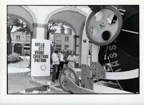 <p>Pioneer, ICC Antwerpen 8 mei 1981 -&nbsp;Nulla est verae creationi Patria (de echte schepping is staatloos)</p>
