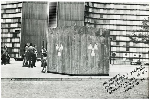 <p>Radioactief Monument, Brussel 1976 (postkaart)</p>
