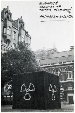 <p>Radioactief Monument, Amsterdam 1976 (postkaart)</p>
