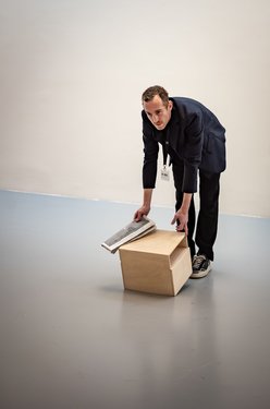 <p><em>The Artist Without Works &ndash; A guided tour around nothing (2009)&nbsp;</em>&nbsp;performed by Michelangelo Miccolis during the exhibition view&nbsp;<em>She Has Many Names</em>, 2023, M HKA.</p>
&#169; Photo: Steve Koll