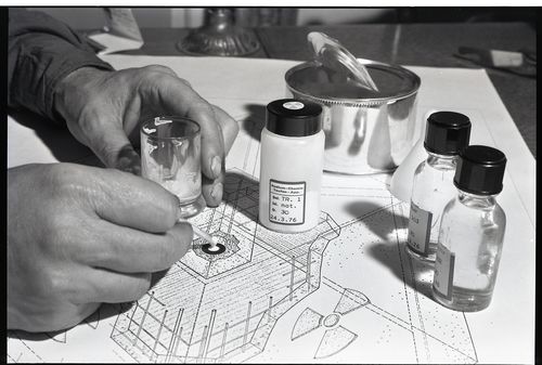 <p>Radioactief Monument (voorbereiding), 1976</p>
