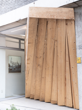 <p>Luc Deleu, <i>Demonstratie van schaal en perspectief</i>, 1984 (installation view <i>EXTRA MUROS: M HKA On the spot</i>, LLS Paleis, Antwerp, 9/05/2026 – 30/06/2026)</p>© the artist — photo: M HKA, 2026