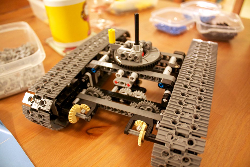 Lego 8043 excavator with cab rotation gearing mechanism