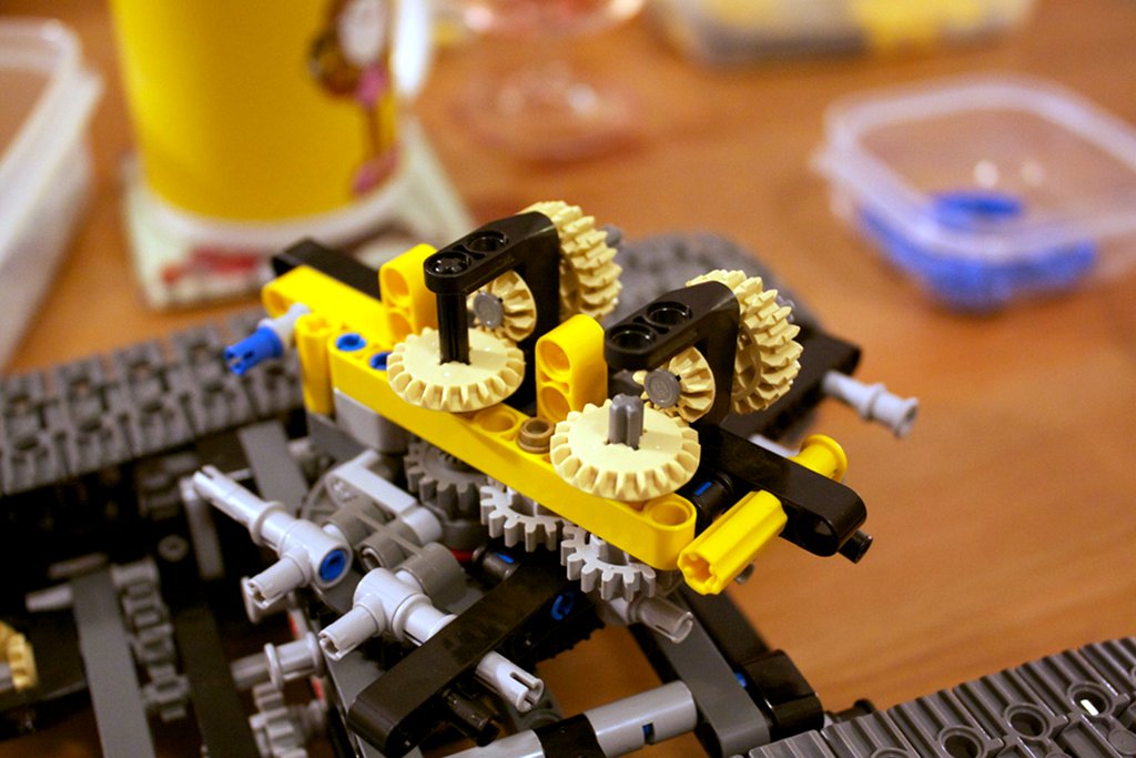 Lego 8043 excavator early cab gearing mechanism