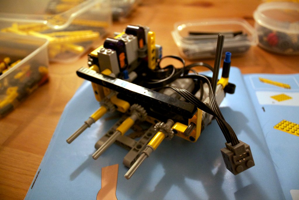 Lego 8043 excavator rear cab engine and battery packs
