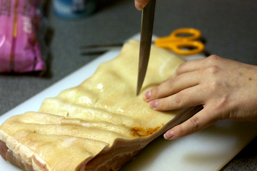 Scoring of the pork belly hide