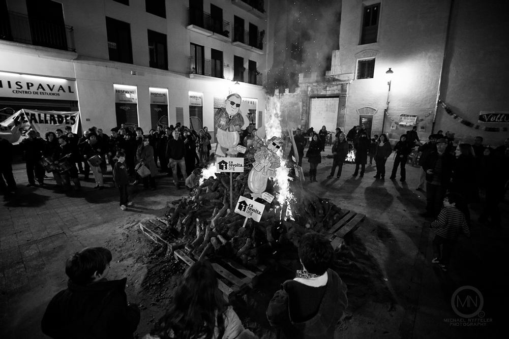 VLNC fire 5348 Edit web Photo Essay   Foguera Dels Velluters 2012   Bonfire in the Plaza del Pilar 