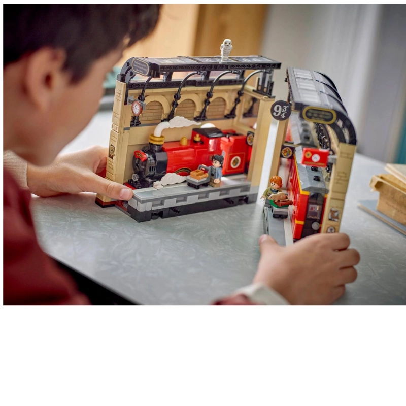 LEGO Harry Potter™ Book Nook: Hogwarts™ Express 832 Pieces