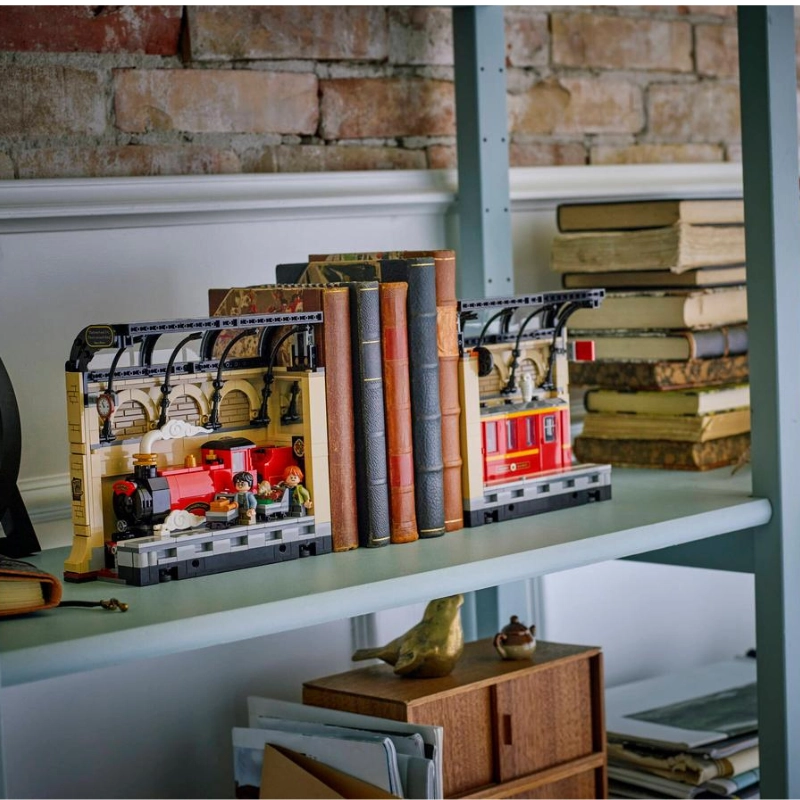 LEGO Harry Potter™ Book Nook: Hogwarts™ Express 832 Pieces