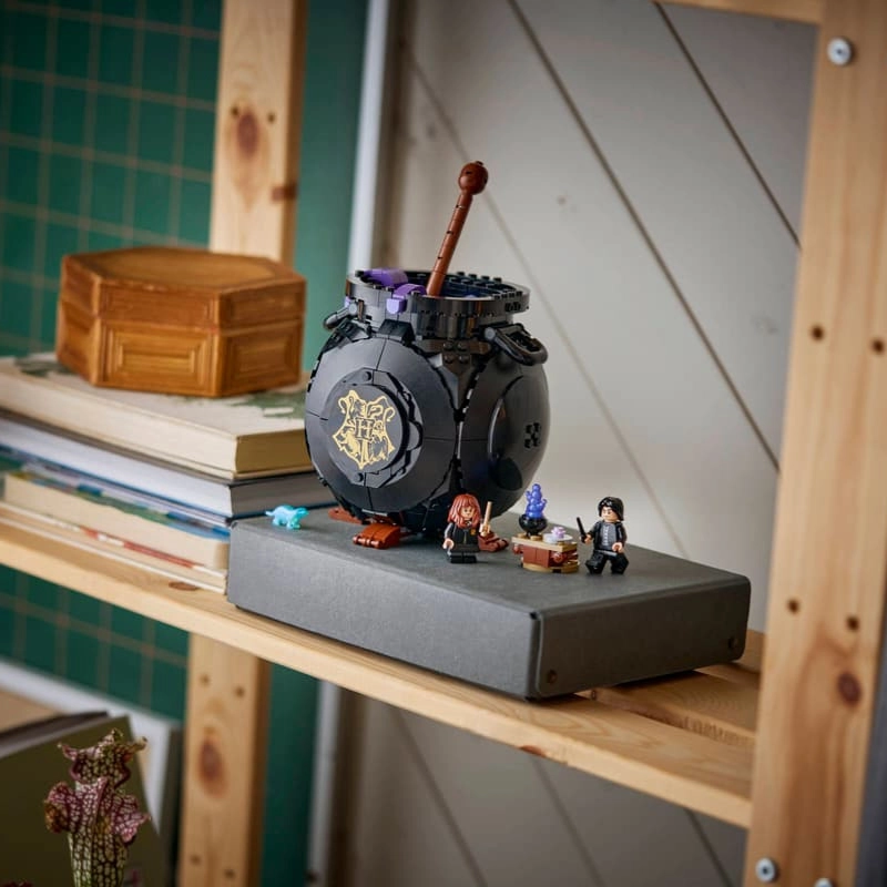 LEGO Harry Potter Cauldron: Secret Potions Classroom 652 Pieces