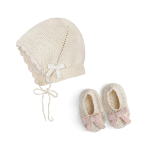 Set de gorro y zapatitos lazos