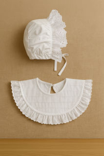 Set de Gorro y Babero de Bautizo Plizado