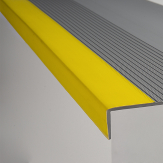 PASO DE ESCALERA PVC GRIS CLARO CON SEÑALIZACIÓN AMAMARILLO DE 1.2 LARGO  (Pza)