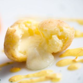 25 Croquetas de Yuca rellenas de Queso Gouda con Salsa Huancaína