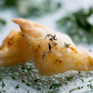 25 Triangulitos de Filo relleno de Alcachofa, Queso Crema y Parmesano