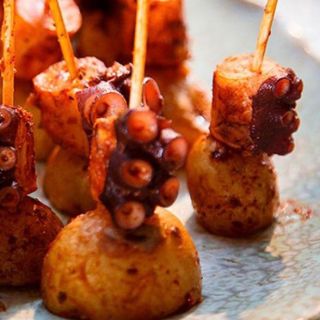25 Brochetas de Pulpo Anticuchero con Papita Coctel
