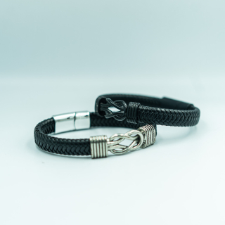 Pulsera Trenzada con Dije (Calavera Grande, Cuero plateado, cuerno negro y pluma plata)