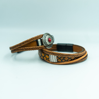 Pulsera triple diseño de cuero (mostaza dije, Cuero negro)