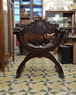 Antiguo Sillón Jamuga en madera tallada y cuero