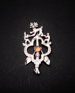 Broche platería antigua con venados y primates