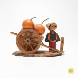 Antigua artesania japonesa madera mujer y carreta de fruta