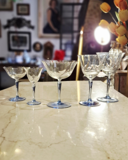 Juego de copas de cristal azulado