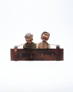 Antiguo colgador porta llaves tallado en madera por ANRI