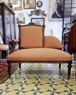 Antiguo sofá diván tapizado tallado en madera de cedro