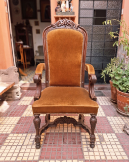 Antiguo Sillón alto tallado en madera de cedro