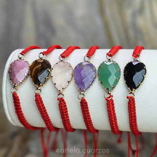 Pulsera tejida con piedras talladas
