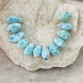 Collar invisible de Larimar pasante